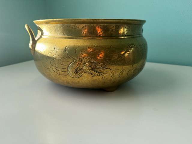 ANTIQUE BRASS POT WITH DRAGONS DESIGN in Home Décor & Accents in Mississauga / Peel Region - Image 3