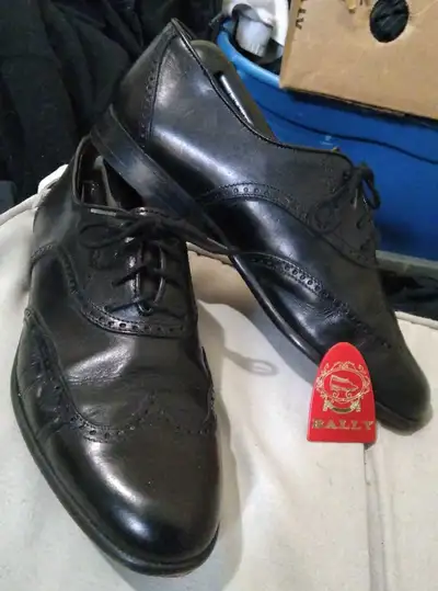 Bally's "Westin" Size 9 Dress Shoe. Made in Italy, View more