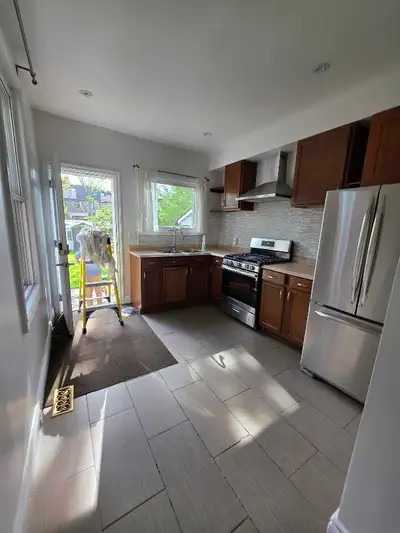1 Bedroom Apt available any time Included *Utilities *Laundry *Internet *Parking 2 spots Quenn/Ronce...