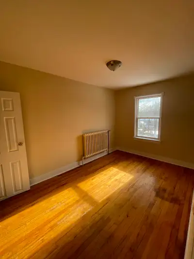 2 bedroom flat located near Quinpool Rd, Flinn Park & Halifax Shopping Centre. Heat, water & parking...