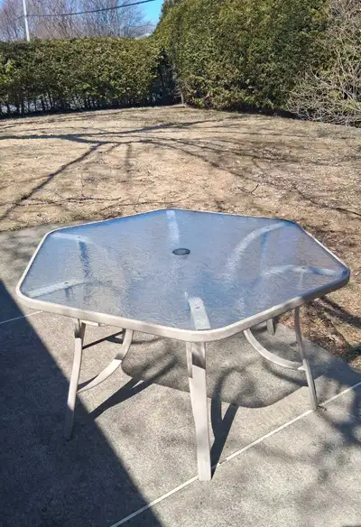 Table patio ( 6 places ) en très bonne condition , View more