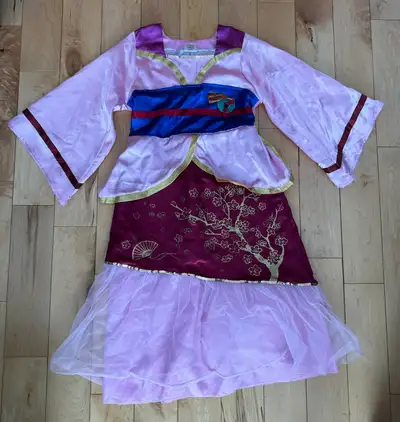 Disney Princess Mulan Costume Size 7/8 In good condition, except it does have some piling.