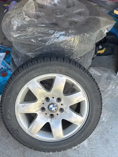 4 pneus avec rim . Bon pour 2 hivers