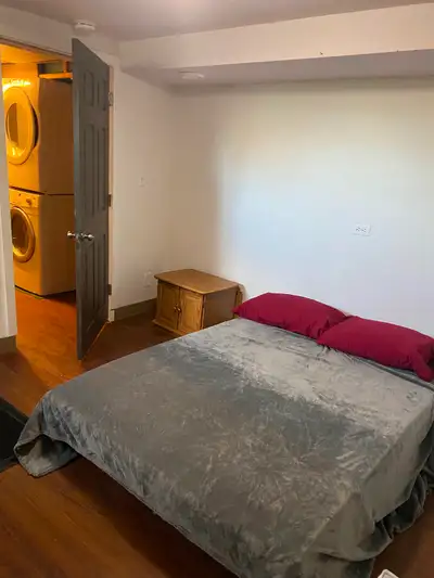 Shared fully furnished, accommodation with lockable bedroom. Seven appliances, parking, next to bus...