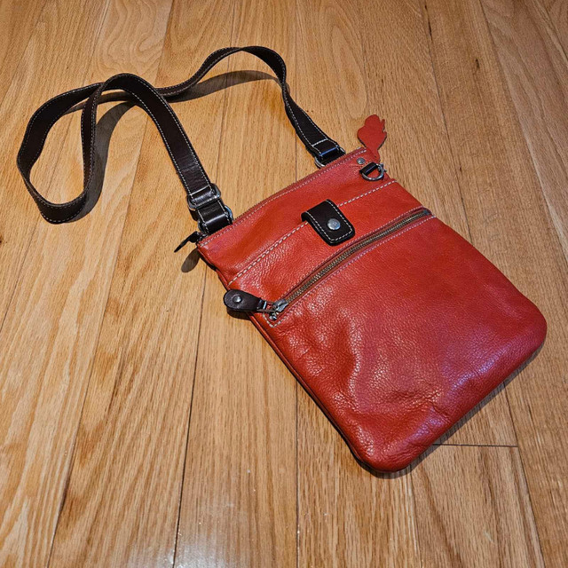 ROOTS leather crossbody purse/bag in Women's - Bags & Wallets in Markham / York Region - Image 2