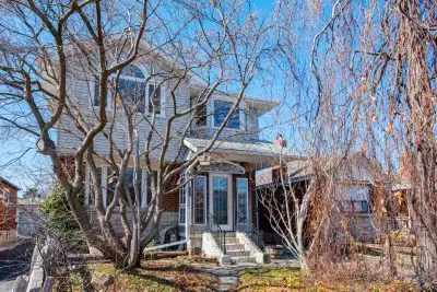 3 Bedroom (or 2+1) unit comes with stainless steel appliances in the kitchen, new air conditioning,...