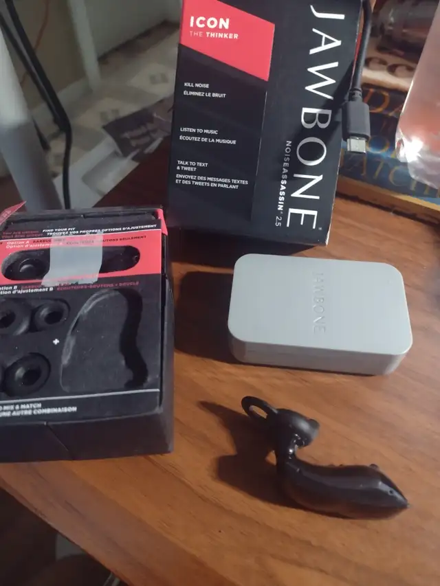 JawBone BlueTooth Ear Piece in General Electronics in Kamloops - Image 2