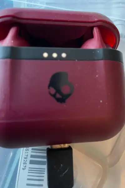 Listen to your favourite tunes with these maroon Skullcandy Indy Fuel wireless earbuds! These earbud...