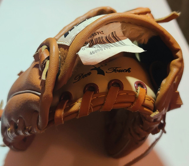 Franklin Field Master  9 1/2''- Kids Baseball Glove in Baseball & Softball in London - Image 4
