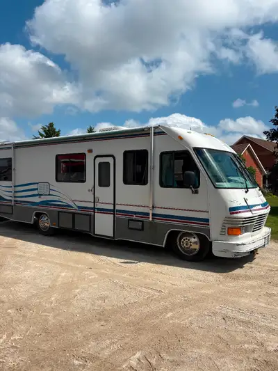 31 foot class A Damon Challenger 454 engine. Starts , drives and stops. Engine and transmission are...