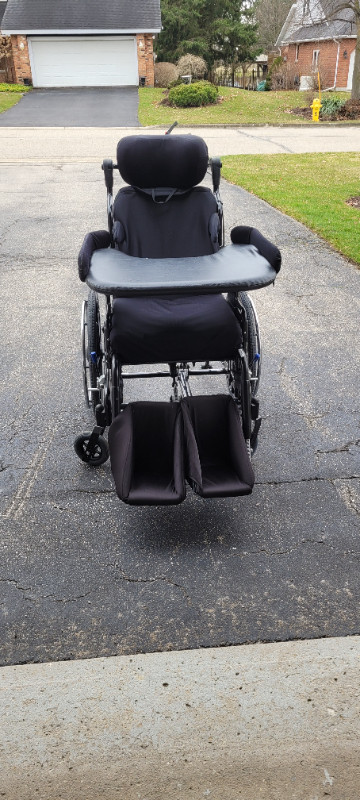 Tilt back wheelchair with adjustable headrest in Health & Special Needs in Kitchener / Waterloo - Image 3