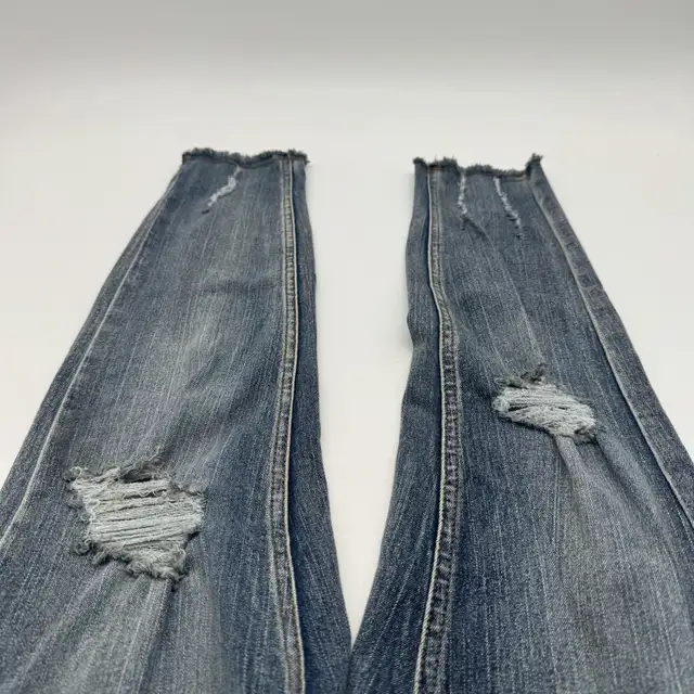 Jeanologie Distressed Button Fly Jeans Women's Size 6 (US) in Women's - Bottoms in City of Toronto - Image 5