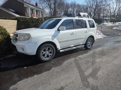 236000km Body très propre pour l'année Dvd 2 set écouteur Air climatisé fonctionne Viens sur 4 pneus...