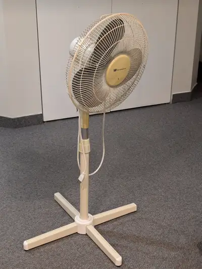 Pedestal fan / Ventilateur sur pied, View more