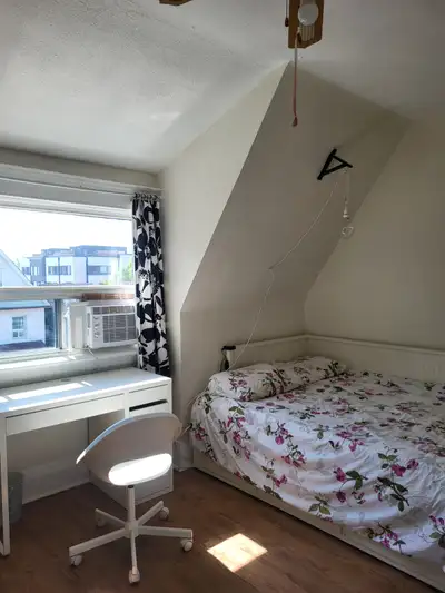Sunny Room for rent in shared house St.Clair/Keele (women)