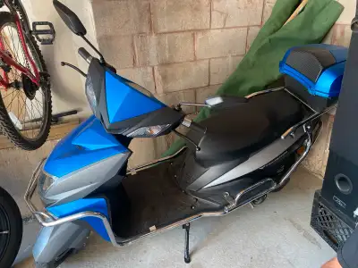 Zoom around town with this stylish blue electric scooter! It's in great condition and ready for a ne...