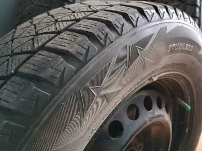 -4 Pneus d’hiver (225/65 R17) homologués de marque Blizzak Bridgestone DM-V2 -4 Jantes en acier (Bol...