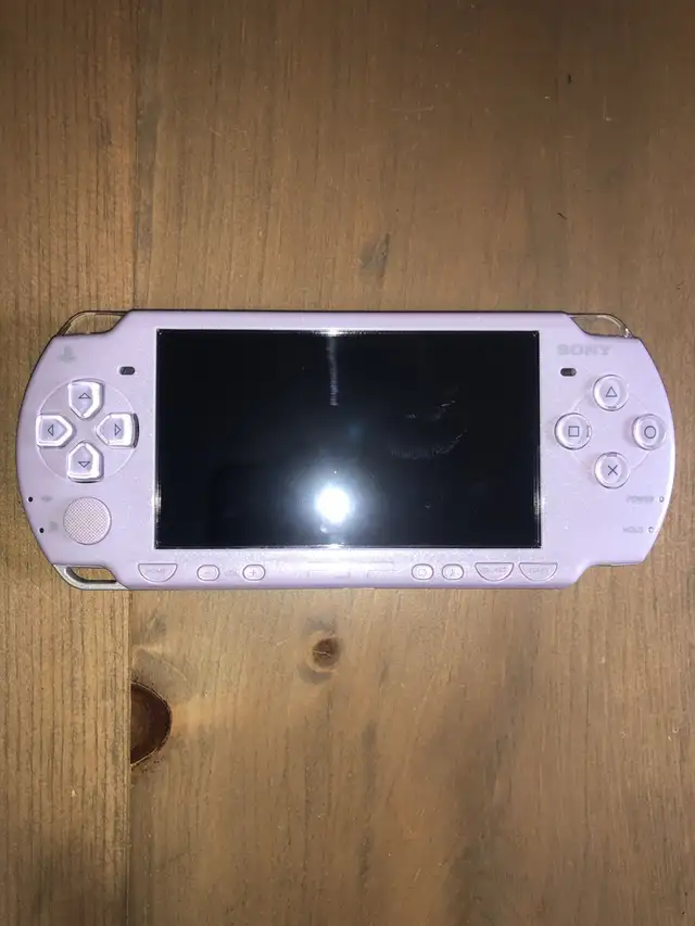 Lavender Sony PSP 2000 in Sony PSP & Vita in Markham / York Region - Image 2