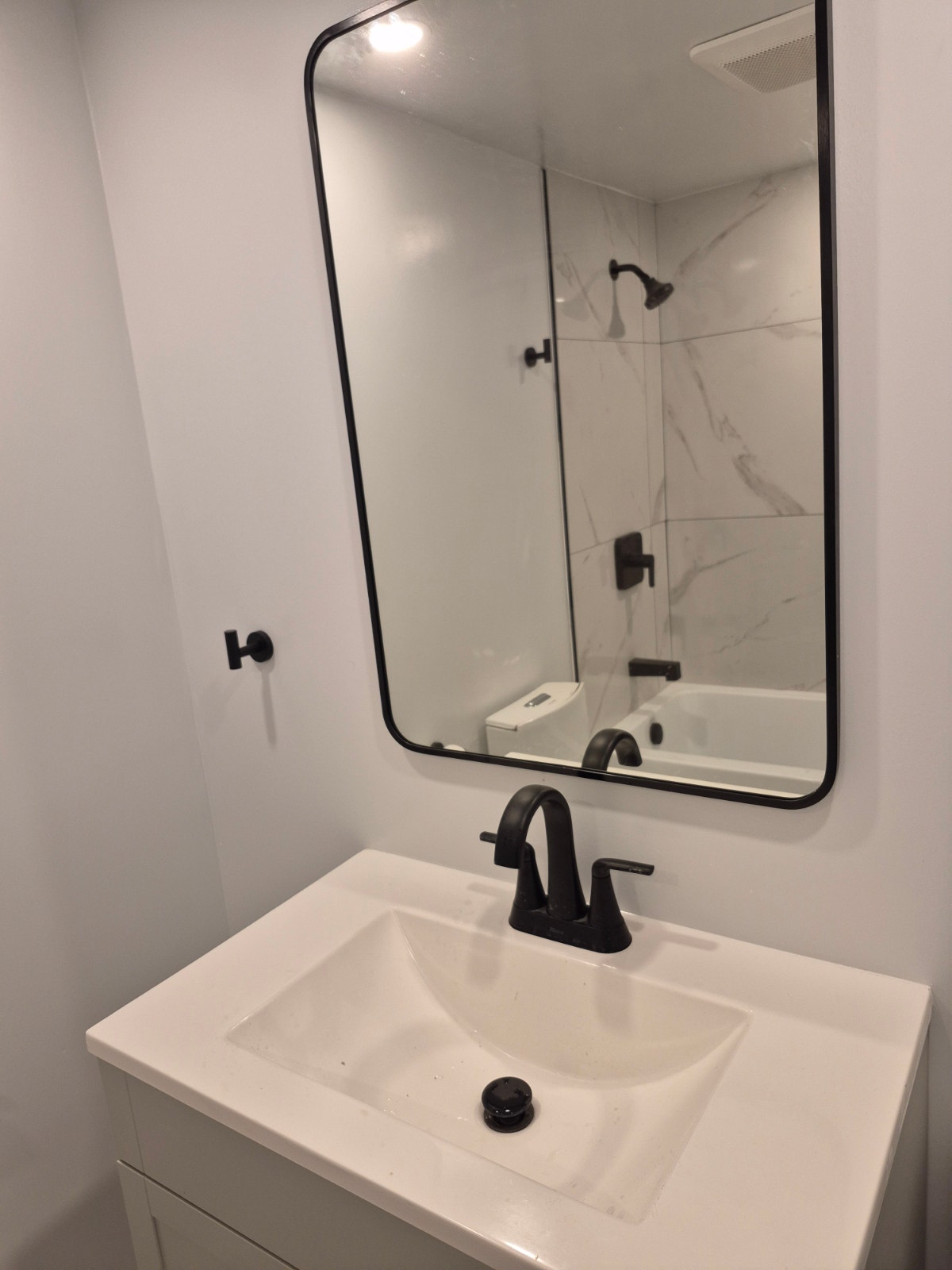 Renovated 4½ (2 Bedroom) + Garage – Parc-Extension / Acadie — photo 3