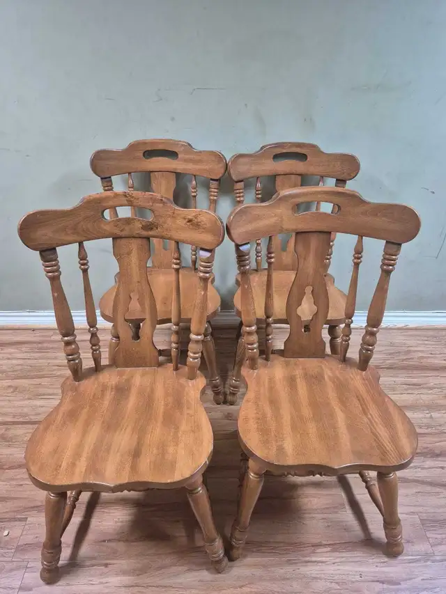 Set of 4 Solid Wood Dining Chairs in Dining Tables & Sets in Mississauga / Peel Region - Image 3