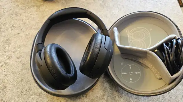 cleer alpha headphones noise canceling  in Headphones in Edmonton - Image 3