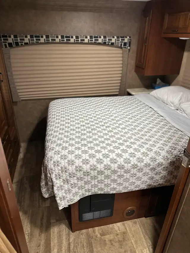 motorisé sunseeker 3170DS bunk bed classe C in RVs & Motorhomes in Rimouski / Bas-St-Laurent - Image 9