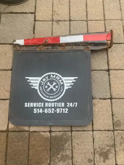 Je vends un garde-boue de camion robuste, idéal pour protéger votre véhicule des éclaboussures et de...
