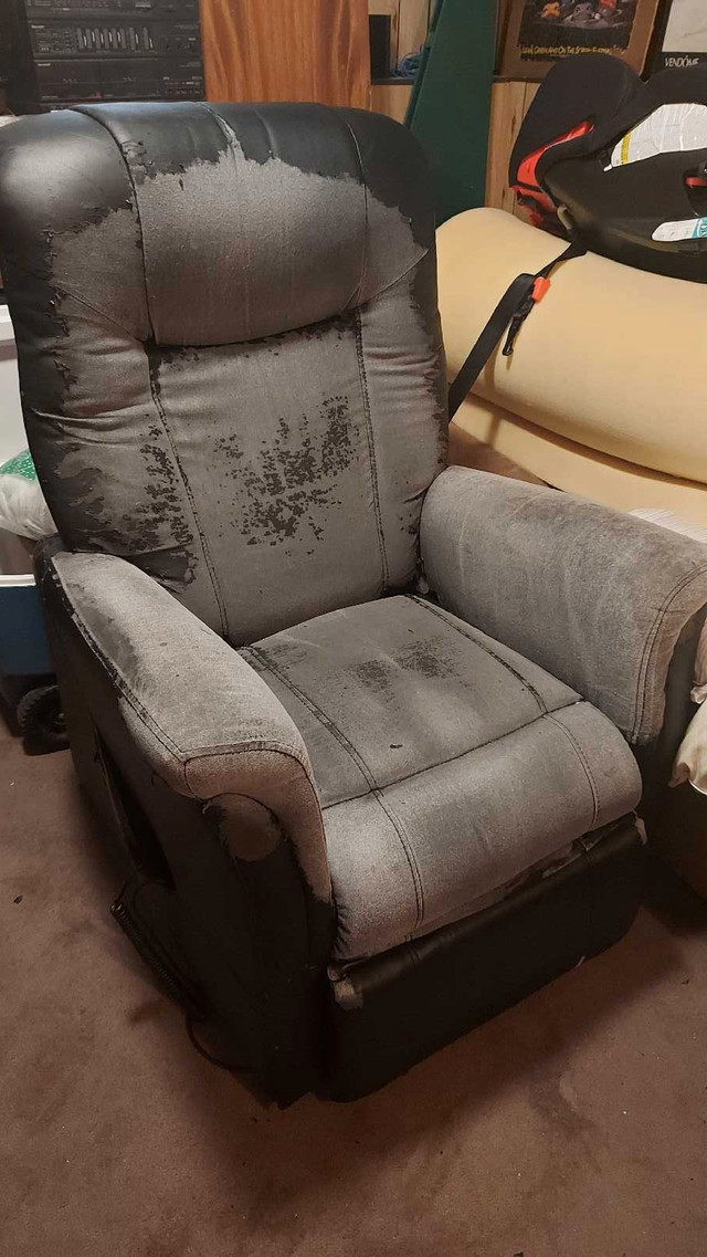 Lift assist recliner in Chairs & Recliners in Saskatoon