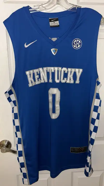 Show your Kentucky pride with this Nike Kentucky jersey, size XL. It features the number 0 and Fox o...