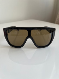 Offering a brand new Alexander McQueen sunglasses