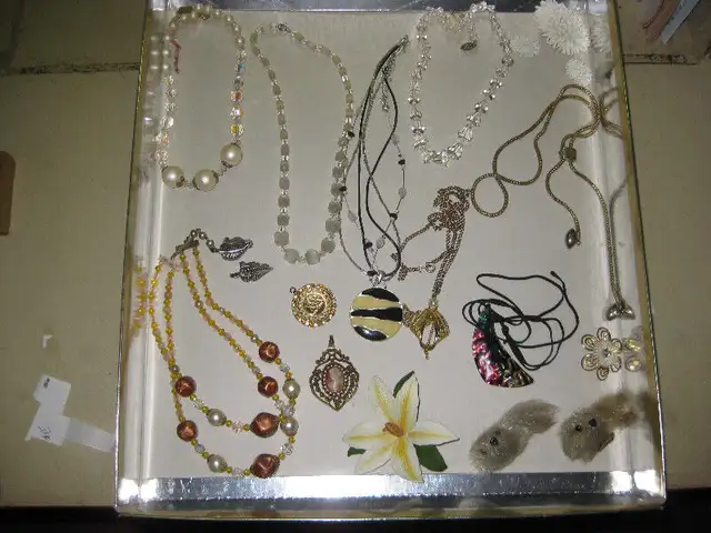 ÉPINGLETTE - BIJOUX - BRACELETS  FITBIT - COFFRES BIJOUX in Arts & Collectibles in Laval / North Shore - Image 5