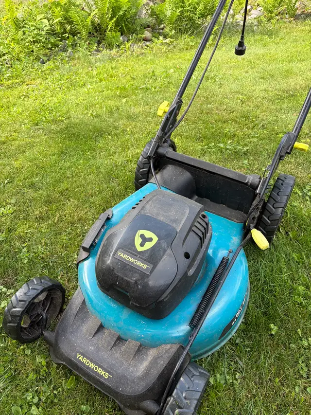 electric lawn mover  in Lawnmowers & Leaf Blowers in Kingston - Image 2