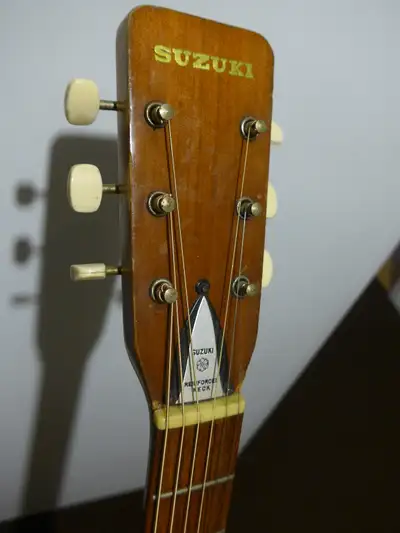 Vieille guitare / Old guitar. 100$ OBO, View more