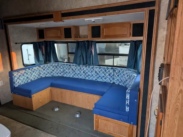 2006 Fifth Wheel Toy Hauler - $10,000 or best offer in Travel Trailers & Campers in London - Image 5