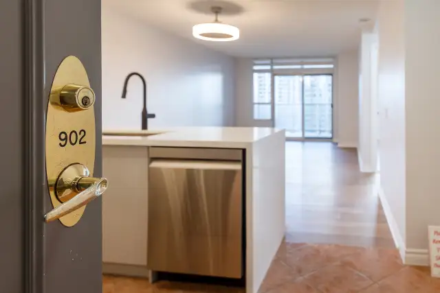 Mississauga Condo Available Immediately For Sale in Condos for Sale in Mississauga / Peel Region - Image 10