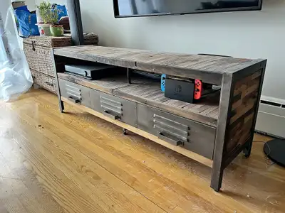 Meuble TV/console multimédia unique, style industriel bois et métal. Rangement intégré. Parfait pour...