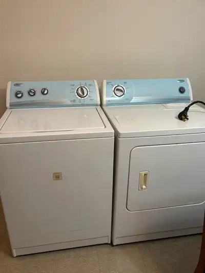 Laveuse et sécheuse en bon état. Prix négociable. Possible d’acheter séparément. À faire partir le p...