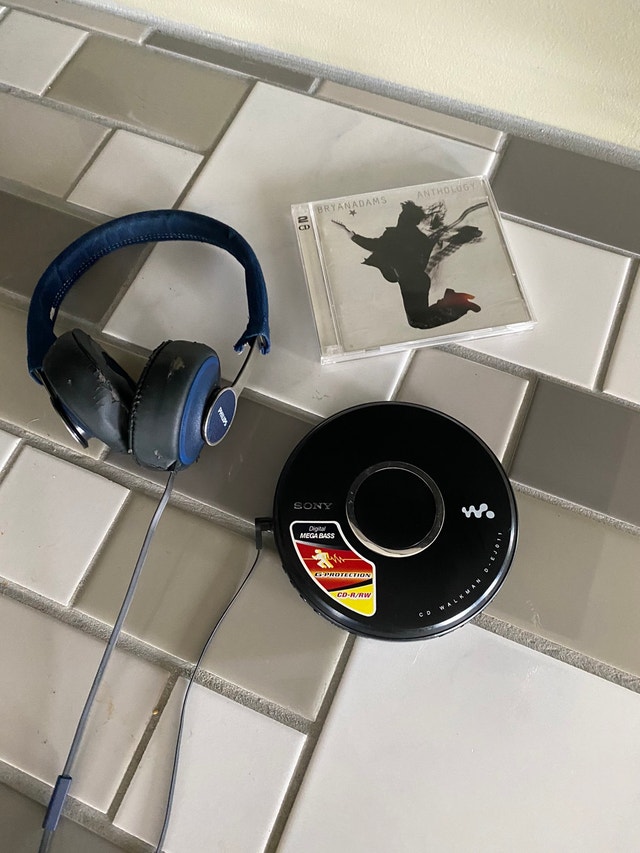 Sony CD Walkman DEJ011 Portable Disc Player with Batteries Stereo