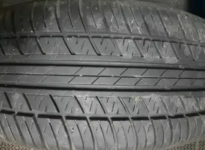 4 pneus all seasons Motomaster 225X60R 16 Très peu d’usure Prenne de la place prix pour se débarrass...