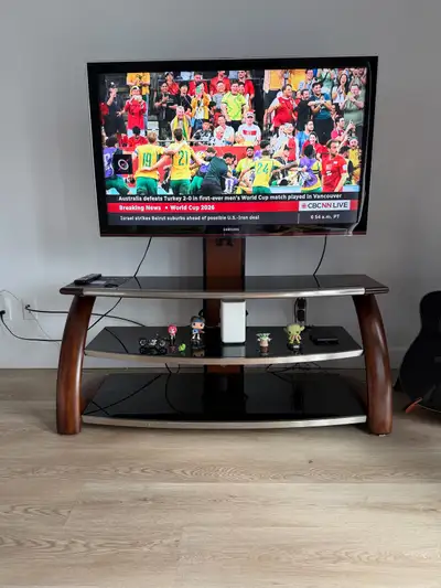 Télé Samsung + meuble TV en verre noir avec support intégré, View more