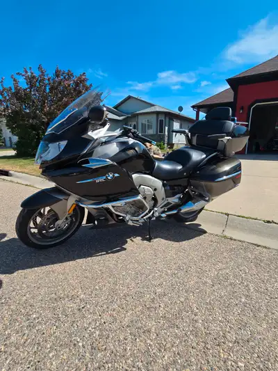 Exceptional K1600 with only 26,000 km, essentially ridden less than 3000 km a year. Top of the line...