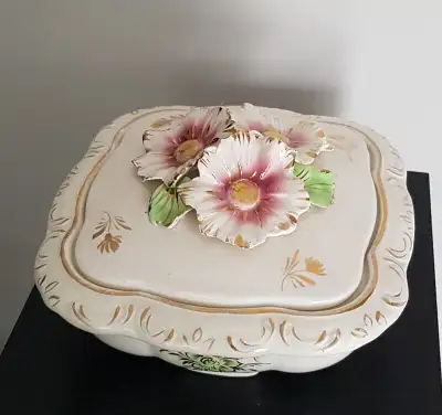 Boîte à bijoux en porcelaine Vintage porcelain Jewellery Box, View more