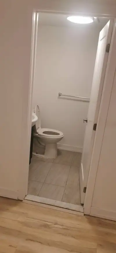 Hey I've got a 3bdrm apartment with 3 bathrooms. It's a duplex house with quiet upstairs neighbours....