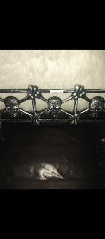 ..SKULL FENCE - DISPLAY.......SKULL FENCE IN GOOD CONDITION.... ....FOR MORE HORROR ITEMS FOR SALE.....