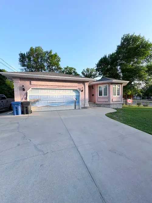 House for rent! Welcome to this well maintained bungalow 1450 sqft in Charleswood (Batchelor Ave) id...