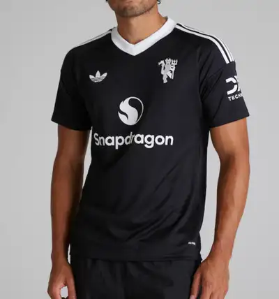 Get ready to show your support with this Adidas Manchester United Jersey. This jersey is in excellen...