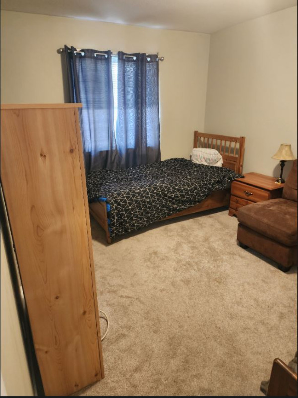 Clean bedroom with 2 single beds in Room Rentals & Roommates in Penticton