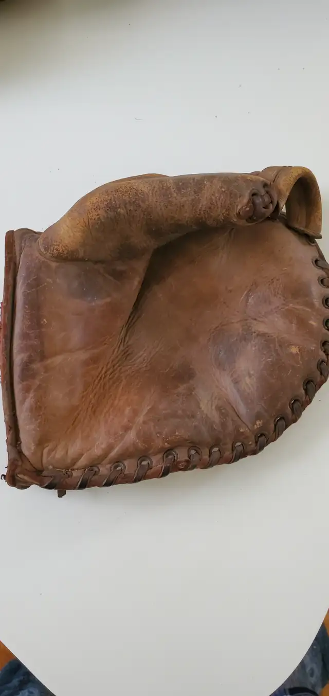 1920's vintage baseball glove and ball 150$ in Arts & Collectibles in City of Toronto - Image 3