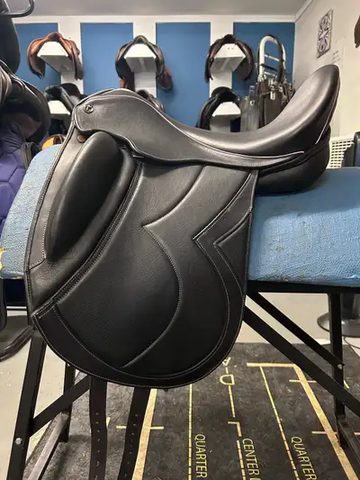 Absolutely stunning 18” Lovas Legato Dressage Saddle in like-new condition (roughly 20 rides)—availa...