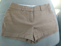 Guess Tan Shorts, Size 28, 2 pocket ,Zipper with hooks, Cotton